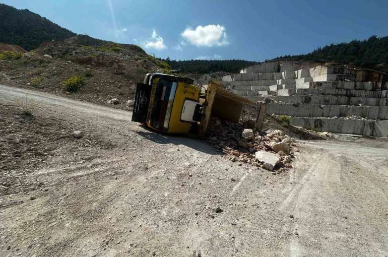 Bilecik’te taş yüklü kamyon devrildi: 2 yaralı 