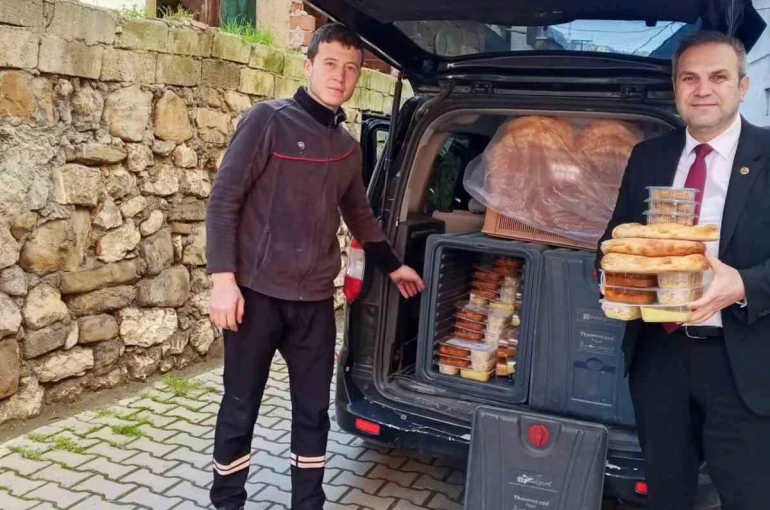 Bilecik’te vatandaşların kapısına sıcak yemek ulaştırıldı 