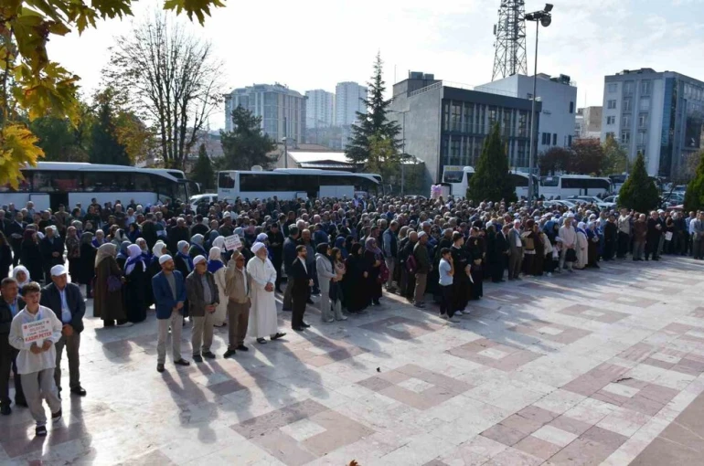 Bilecik’ten 305 umreci dualarla kutsal topraklara uğurlandı 