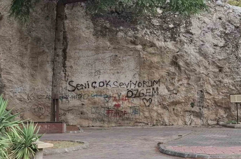 Bilinçsiz gençler üstüne aşklarını yazmıştı, 600 yıllık kaya kitabeye koruma örtüsü 
