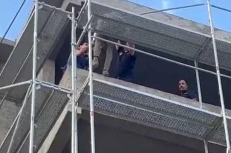 Binadan atlamak isteyen şahsı, itfaiye ekipleri ikna etti 