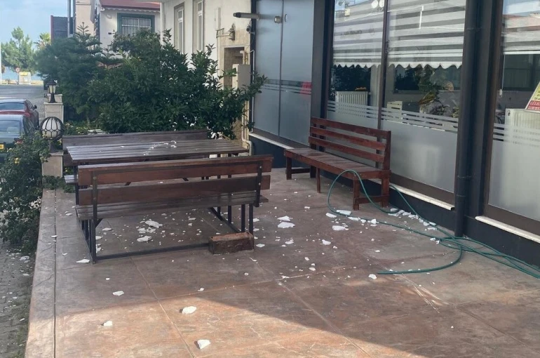 Binadan düşen sıva parçaları tehlike saçıyor