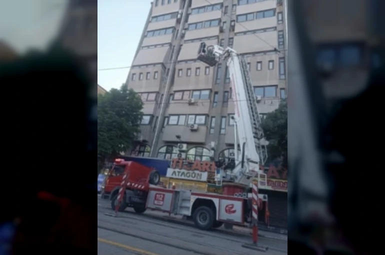 Binanın dış cephesindeki beton parçalar yayaların arasına düştü 
