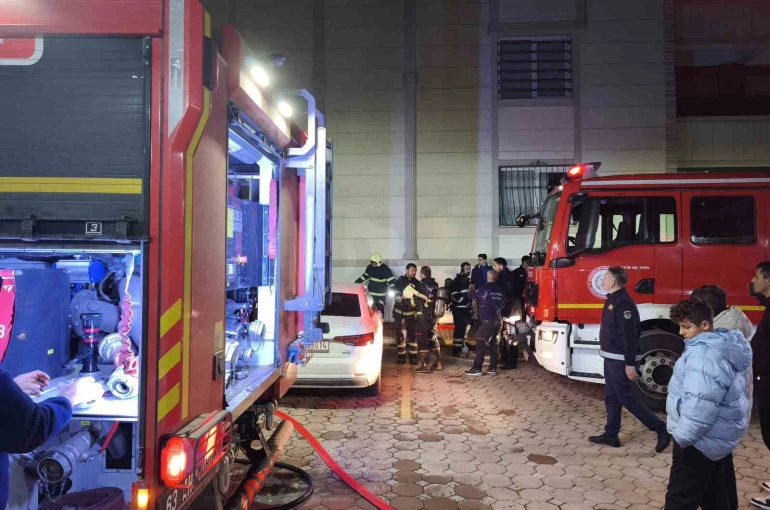 Binanın girişinde çıkan yangın korkuttu 