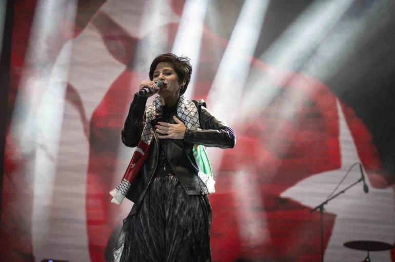 Bingöl ’Bir Anadolu Şenliği’nde Aydilge’den Gazze’ye destek masajı 