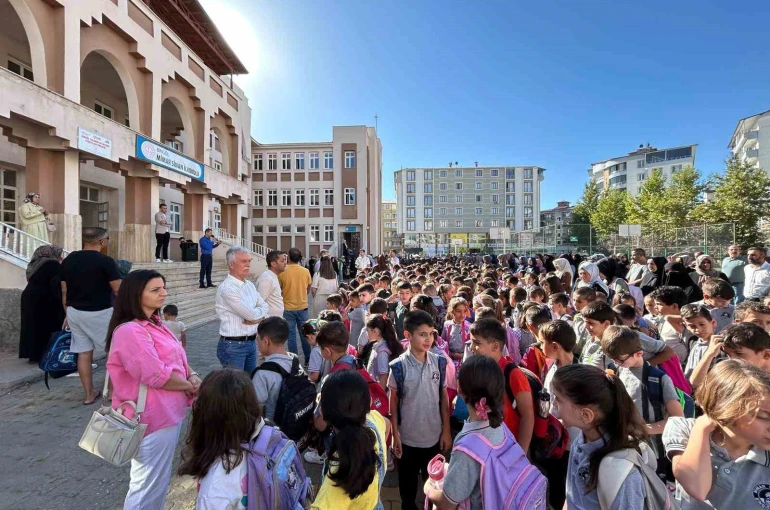 Bingöl’de 60 bin öğrenci ders başı yaptı 