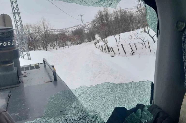Bingöl’de ahır yolunu açmadılar diye iş makinesine saldırdılar 