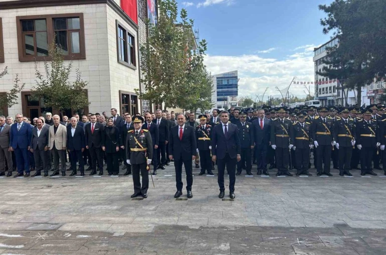 Bingöl’de Cumhuriyet’in 102. yılı kutlamaları çelenk sunumuyla başladı 