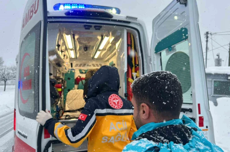 Bingöl’de diyaliz hastası UMKE tarafından hastaneye ulaştırıldı 