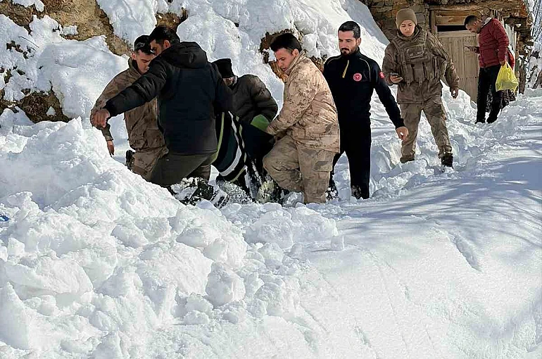 Bingöl’de ekipler karbonmonoksit gazından zehirlenen şahıs için seferber oldu 