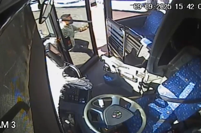 Bingöl’de el freni çekilmeyen otobüs geri kayarak park halindeki diğer otobüse çarptı