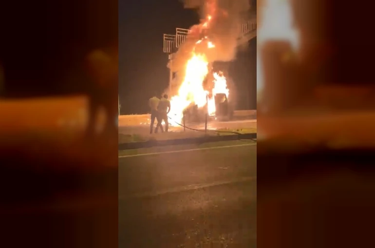 Bingöl’de hafif ticari araç alev alev yandı
