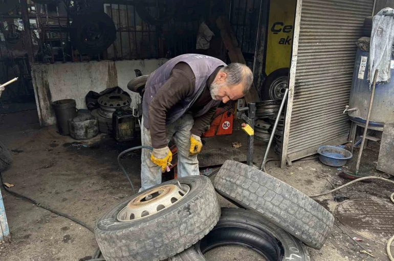 Bingöl’de havalar ısınmadı lastik değişimi gecikti: Sürücüler beklemede 
