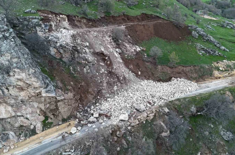 Bingöl’de heyelan yolu kapattı 