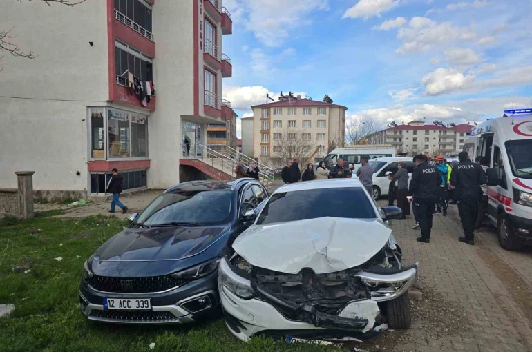 Bingöl’de iki otomobil çarpıştı: 4 yaralı 