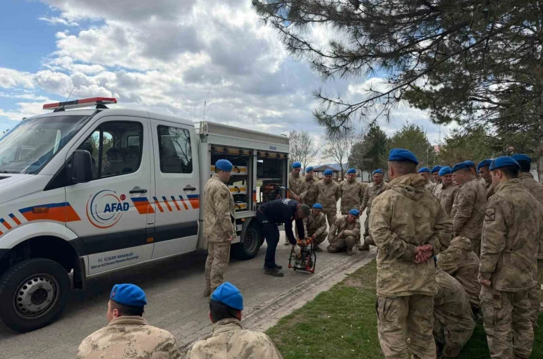 Bingöl’de jandarma personeline enkazda arama kurtarma eğitimi 