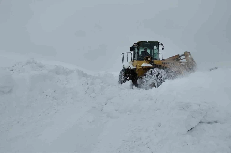 Bingöl’de karla mücadele sürüyor: Açılan bazı köy yolları tipi nedeniyle yeniden kapandı 