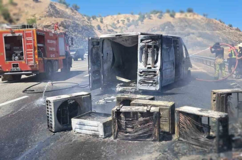 Bingöl’de klima yüklü kamyonet alev alev yandı 