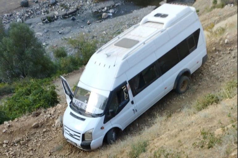 Bingöl’de kontrolden çıkan minibüs şarampole girdi: 7 yaralı