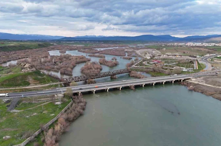 Bingöl’de Murat Nehri’nde debi yükseldi, tarihi köprüyle birlikte eşsiz manzaralar oluştu
