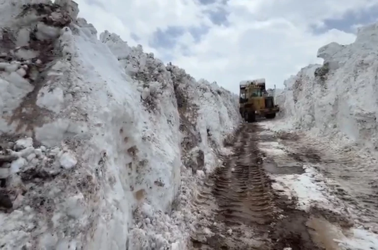 Bingöl’de nisan ayında metrelerce karla mücadele