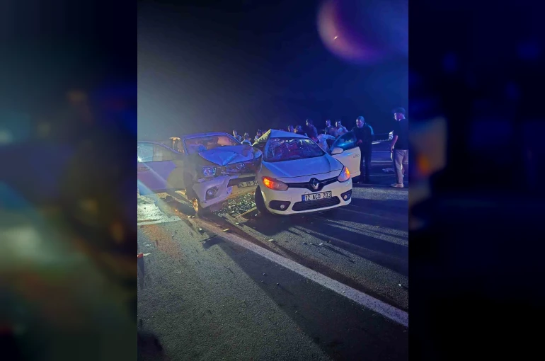 Bingöl’de otomobil ile pikap çarpıştı: 1’i ağır 3 yaralı 