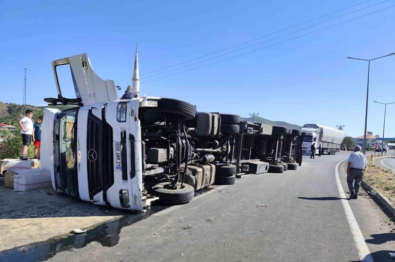 Bingöl’de saman yüklü kamyon devrildi, yol trafiğe kapandı