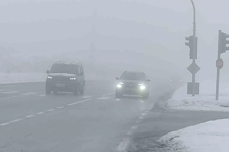 Bingöl’de yoğun sis görüş mesafesini düşürdü: Sürücüler zor anlar yaşadı 