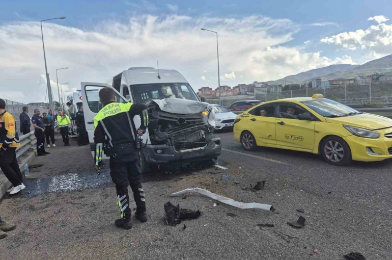 Bingöl’de zincirleme kaza: 3 yaralı 