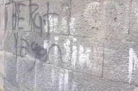 Binlerce yıllık surlara gelişigüzel yazılar yazdılar