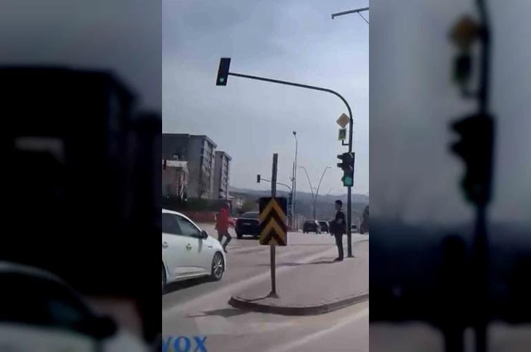 Bir adım hayat kurtardı… Kırmızı ışıkta yola atladı, facia teğet geçti