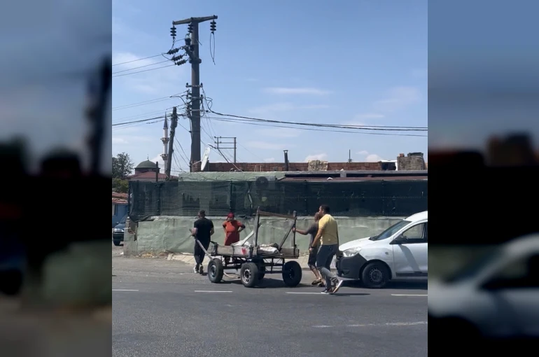 Bir anda hızlanan at arabası hafif ticari araçla çarpıştı: 2 yaralı