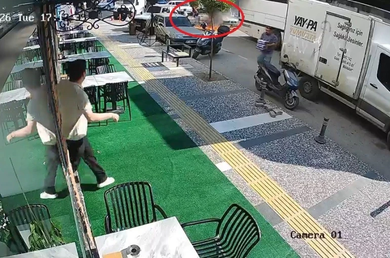 Bir anda patlayıp alev topuna dönen araçtan atlayıp canlarını zor kurtardılar 