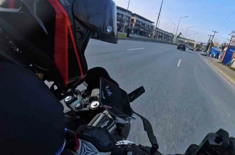 Bir anda şerit değiştirdi, motosikletler çarpıştı 