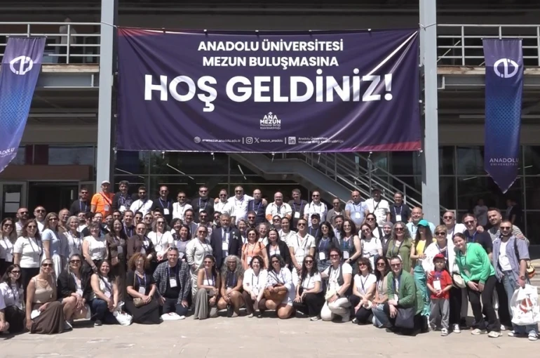 Bir araya gelen Anadolu Üniversitesi mezunları hasret giderdi 