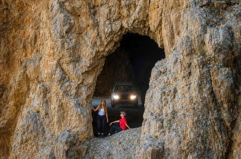 Bir asırdan fazla süren mücadelenin eseri: Taş Yolu turistlerin gözdesi