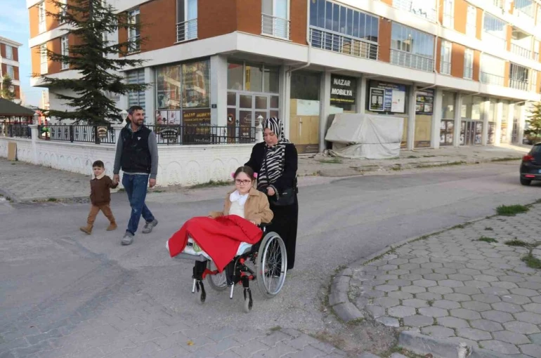 Bir bacağı kısa olan kızını her gün okula kucağında taşıyan anneden ‘asansör’ talebi 