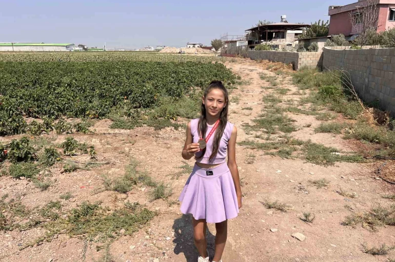 ’Bir çocuk benim gibi hızlı koşmak ister’ diyen 11 yaşındaki Süreyya, asfalt ve toprak yollarda antrenman yapıyor