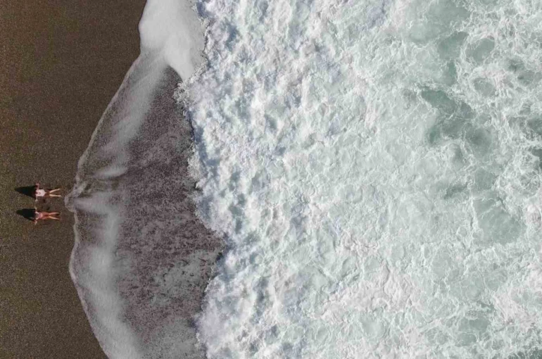 Bir hafta aradan sonra güneşi gören Antalyalılar sahile akın etti