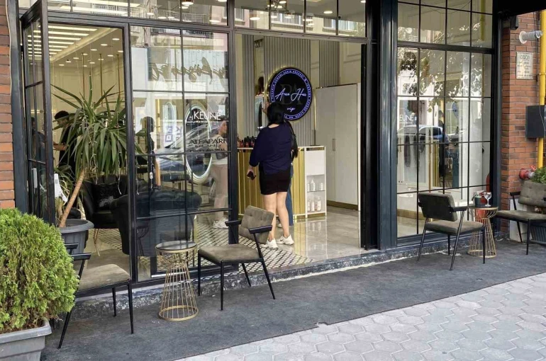 Bir kadın 4 dükkanın önündeki dekorasyon malzemelerini çaldı 