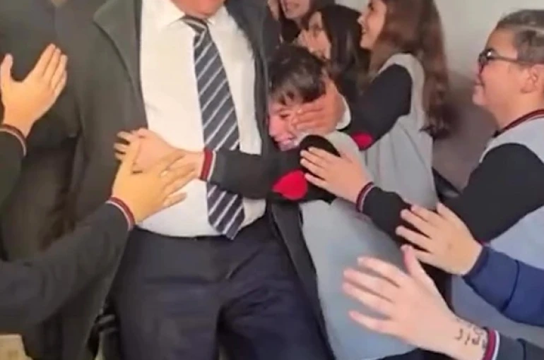 Bir ömürlük eğitimin son zili: 46 yıllık öğretmenlik yolculuğuna alkışlarla veda