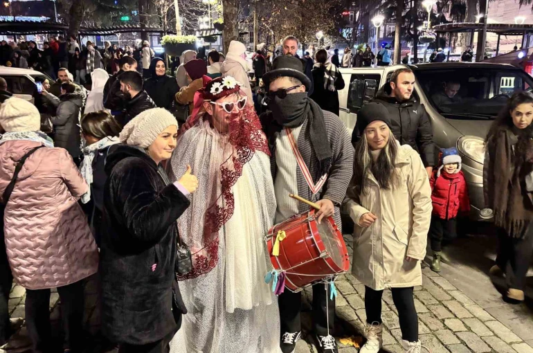 Birbirinden ilginç kostümlerle Kalandar geleneği yaşatıldı 