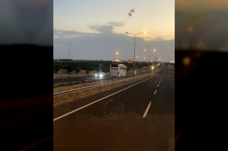 Birecik’te otoyolda tehlikeli anlar: Yolcu otobüsü ters yönde ilerledi
