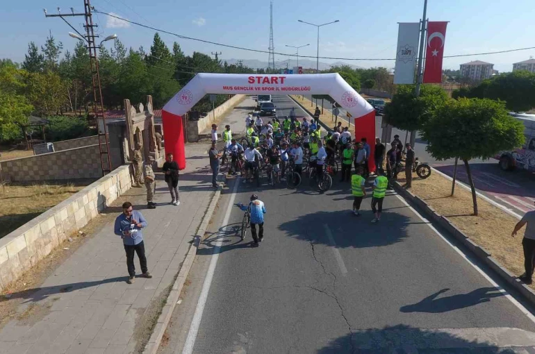 Bisiklet tutkunları Malazgirt’ten Ahlat’a tarihi rota için yollara düştü 