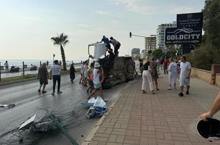 Bisiklete çarpmamak için manevra yapan araç yan yattı: 2 yaralı