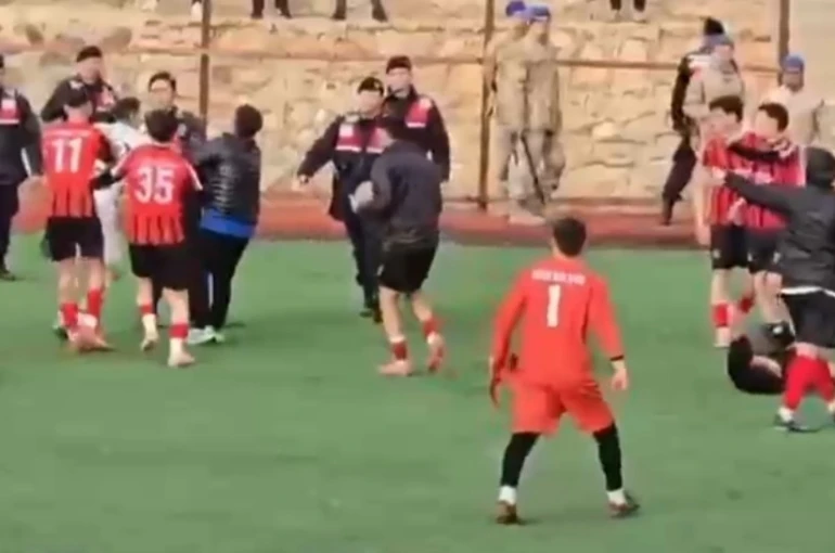 Bitiş düdüğü ile birlikte yeşil saha ringe döndü 