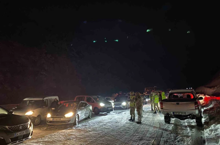 Bitlis-Baykan yolu ulaşıma kapandı, 3 saat sonra kontrollü açıldı 