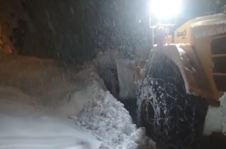 Bitlis-Hizan karayolunda çığ: Ulaşım kontrollü olarak sağlanıyor