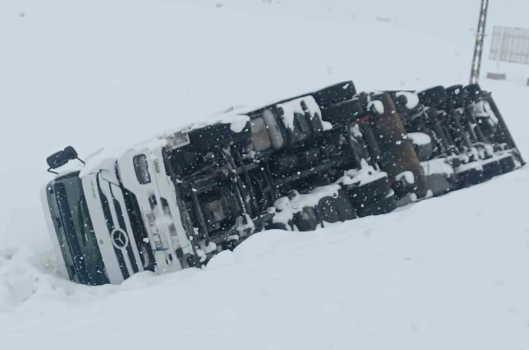 Bitlis-Tatvan yolunda maddi hasarlı tır kazası 