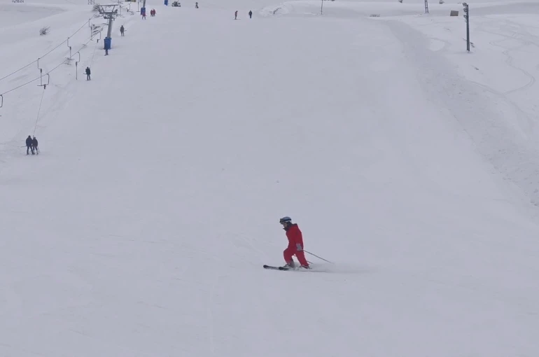 Bitlisli çocuklar tatilde kayak merkezine akın etti